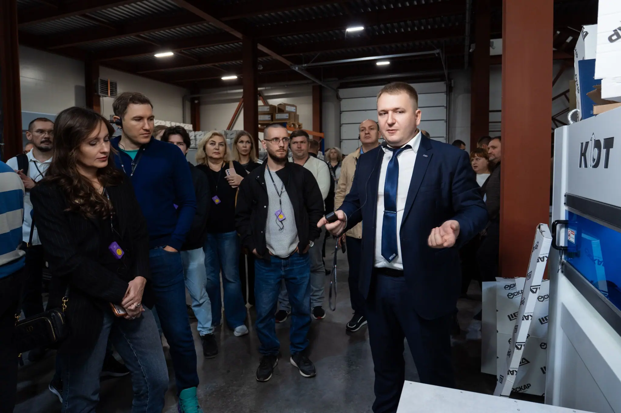 Специалист LIGA отвечает на вопросы посетителей рядом с оборудованием